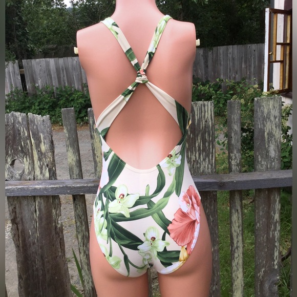 Gorgeous Tommy Bahama Floral One-piece Swimsuit 8